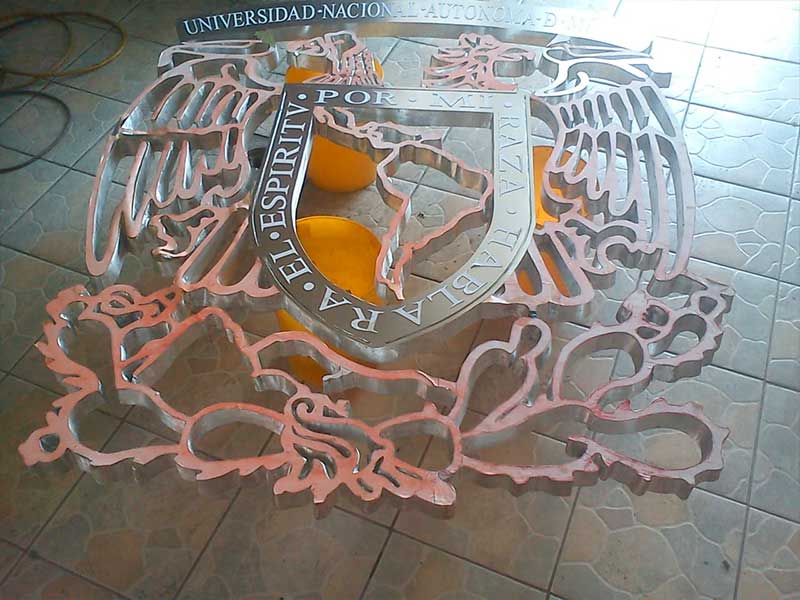 Logotipo en aluminio